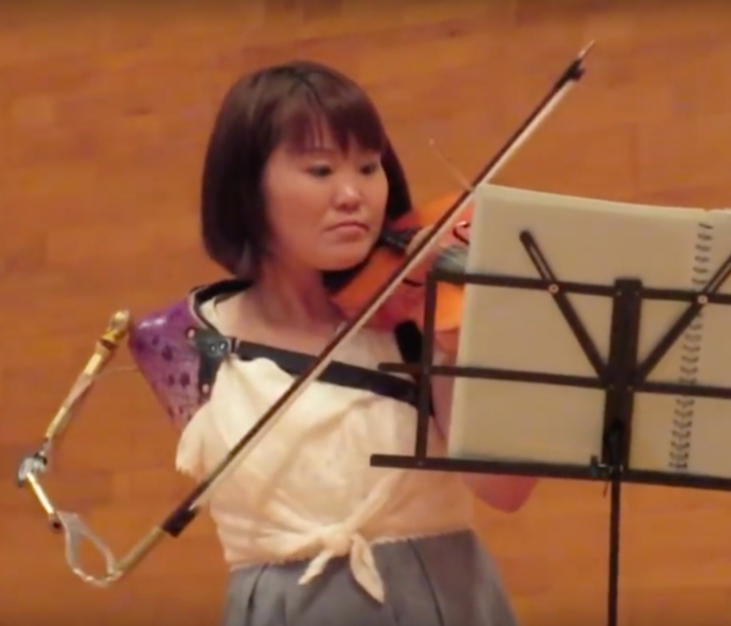 One-Armed Violinist Performs Beautiful Solo With Custom-Built Prosthetic Bow Arm